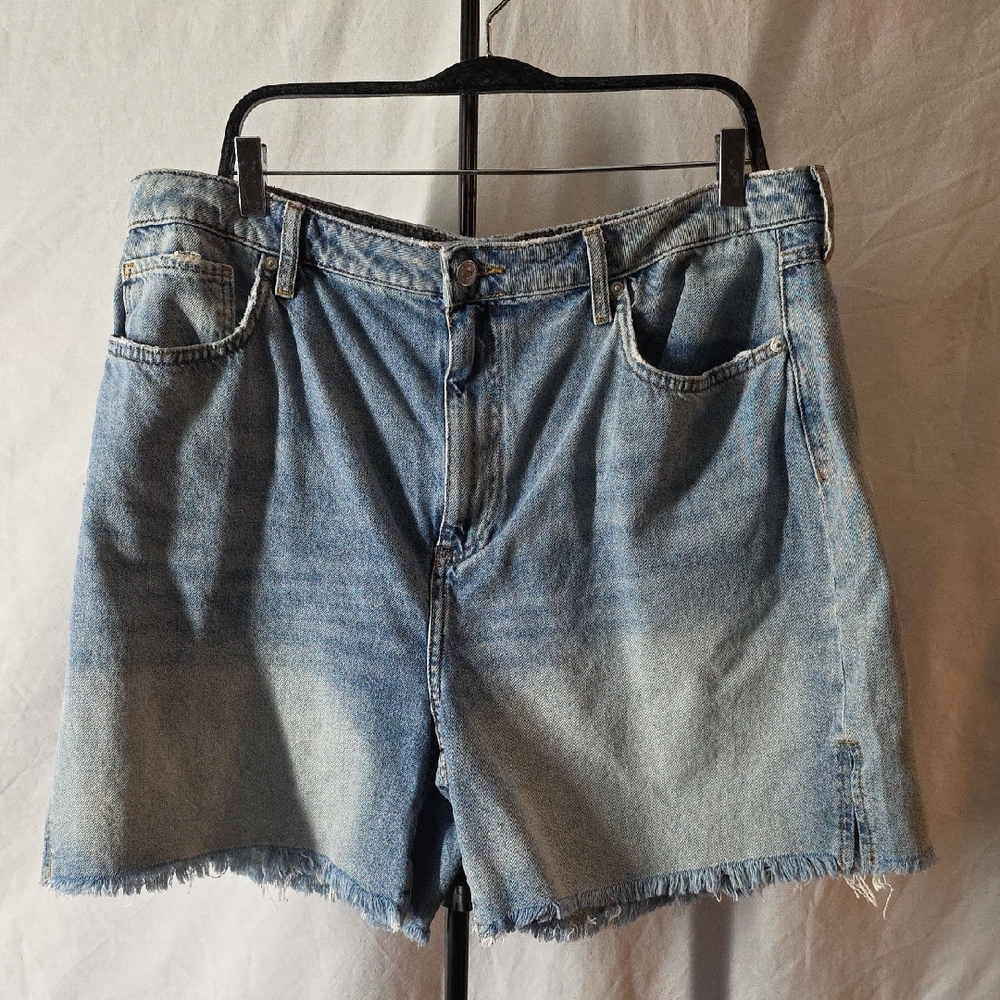 Forever 21 Classic Blue Denim Women's Shorts. Size 34. New With Tags. 5 Pocket